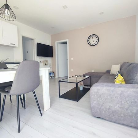 Garden Apartment Sutomiscica Екстериор снимка