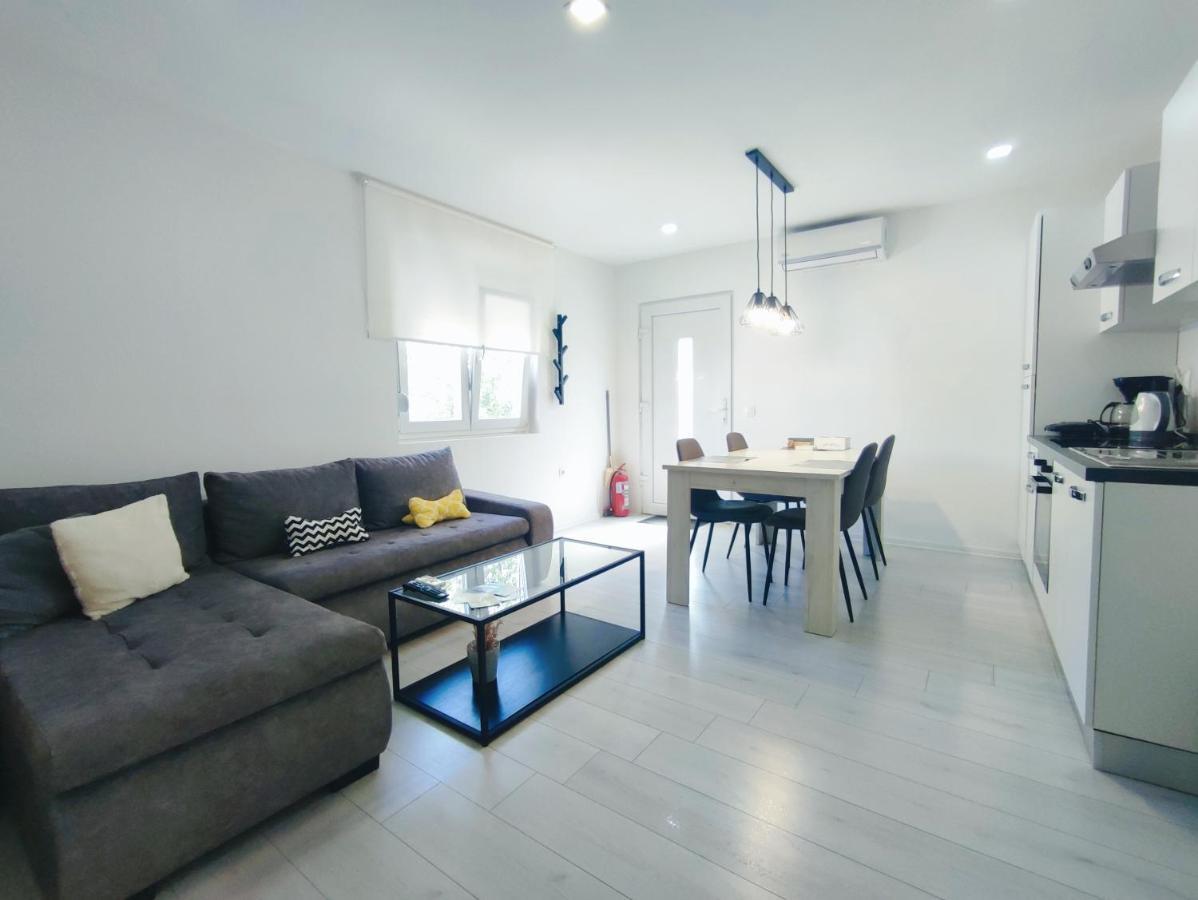 Garden Apartment Sutomiscica Екстериор снимка