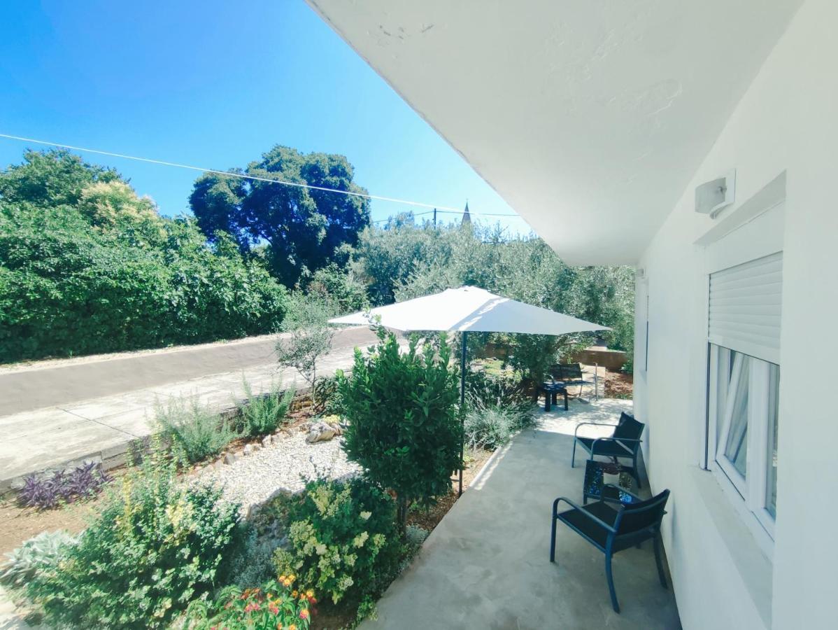 Garden Apartment Sutomiscica Екстериор снимка