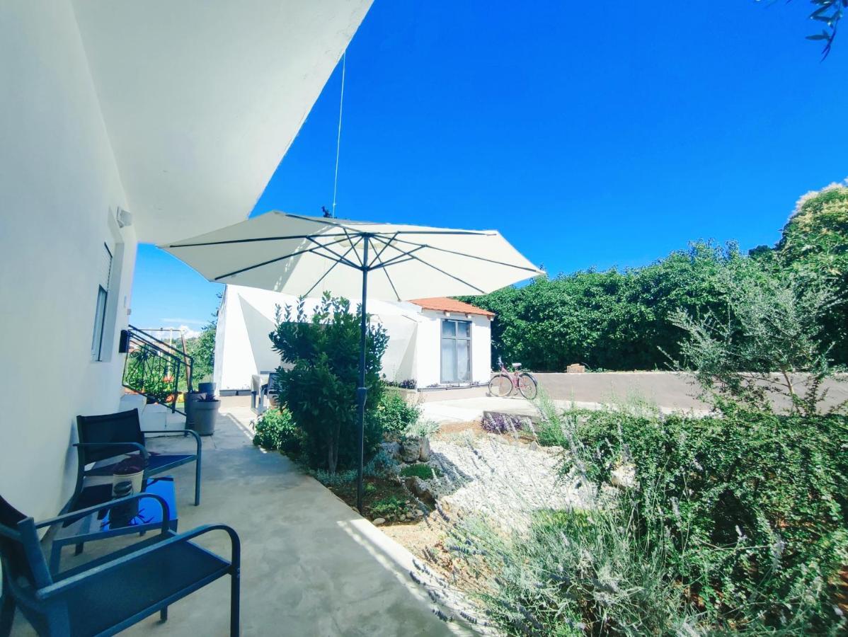 Garden Apartment Sutomiscica Екстериор снимка