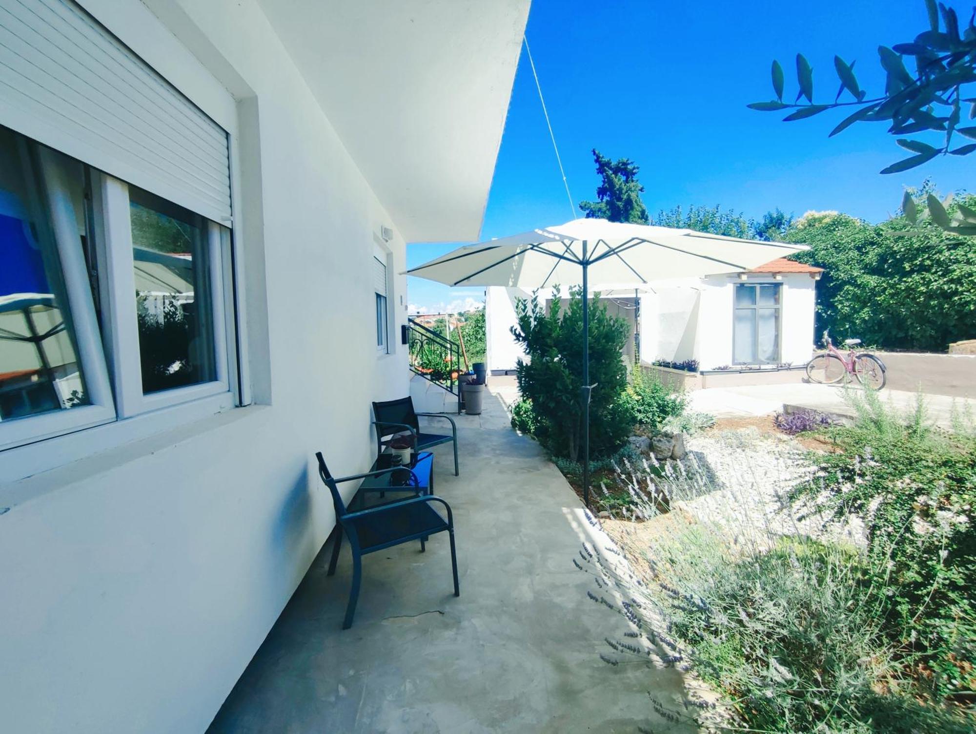 Garden Apartment Sutomiscica Екстериор снимка
