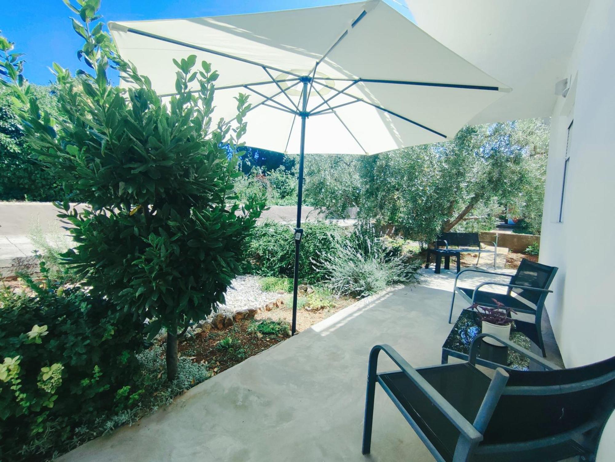 Garden Apartment Sutomiscica Екстериор снимка
