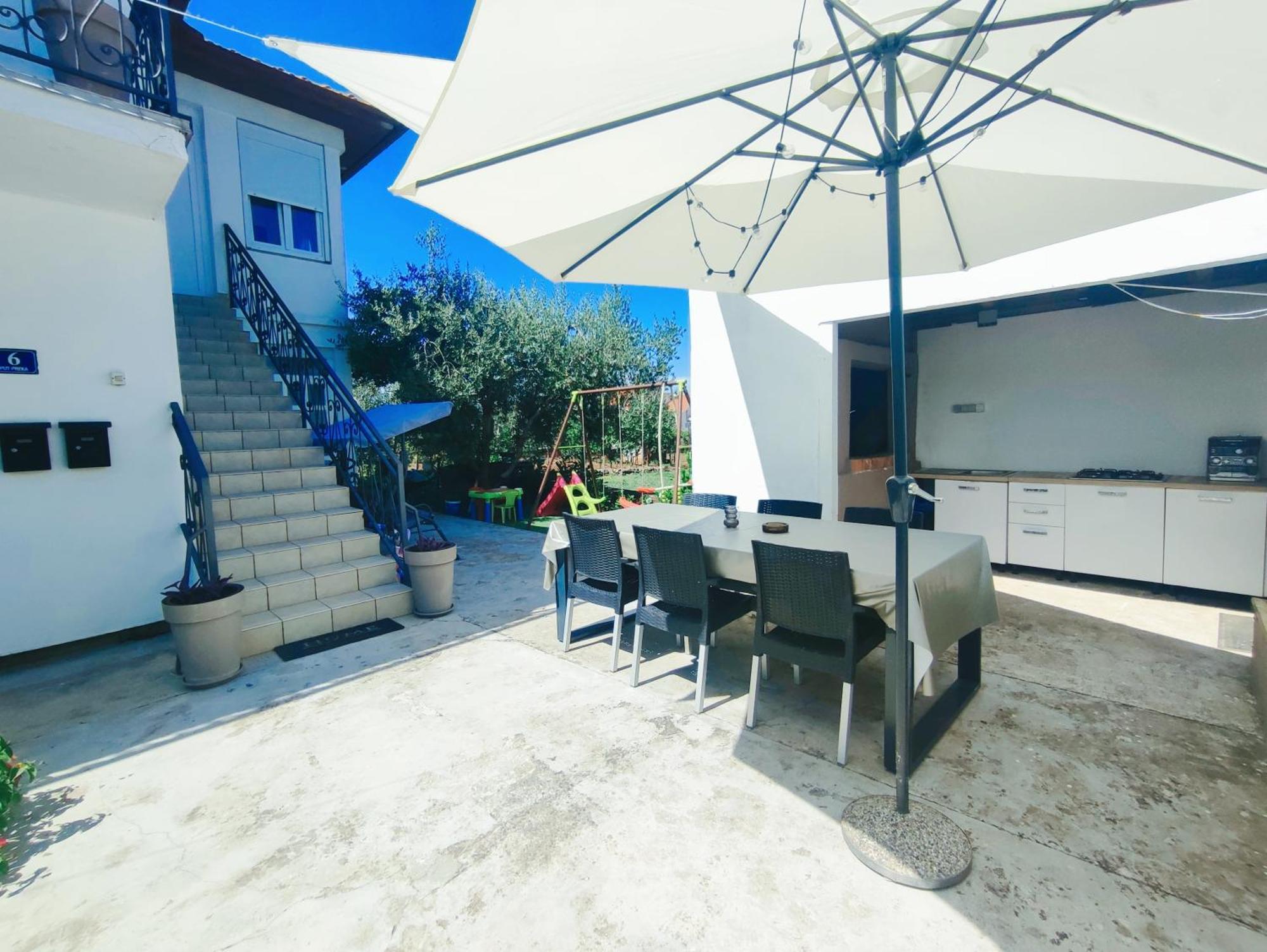 Garden Apartment Sutomiscica Екстериор снимка