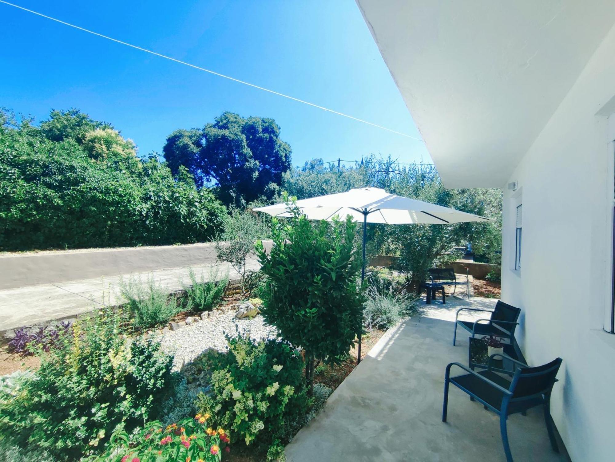 Garden Apartment Sutomiscica Екстериор снимка