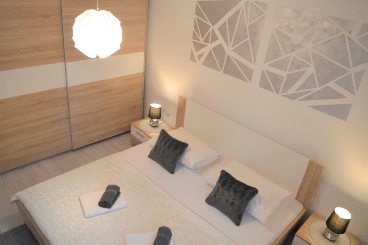 Garden Apartment Sutomiscica Екстериор снимка