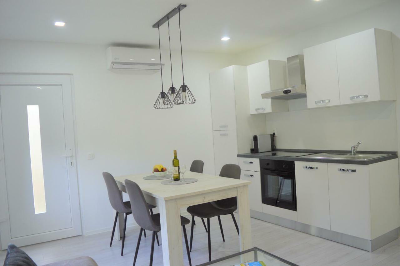 Garden Apartment Sutomiscica Екстериор снимка